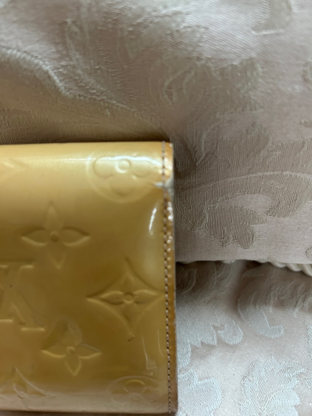 7010. ✨LUXURY✨ Louis Vuitton Authentic Vernis Monogram Wallet - Yellow Patent - Picture 3 of 14